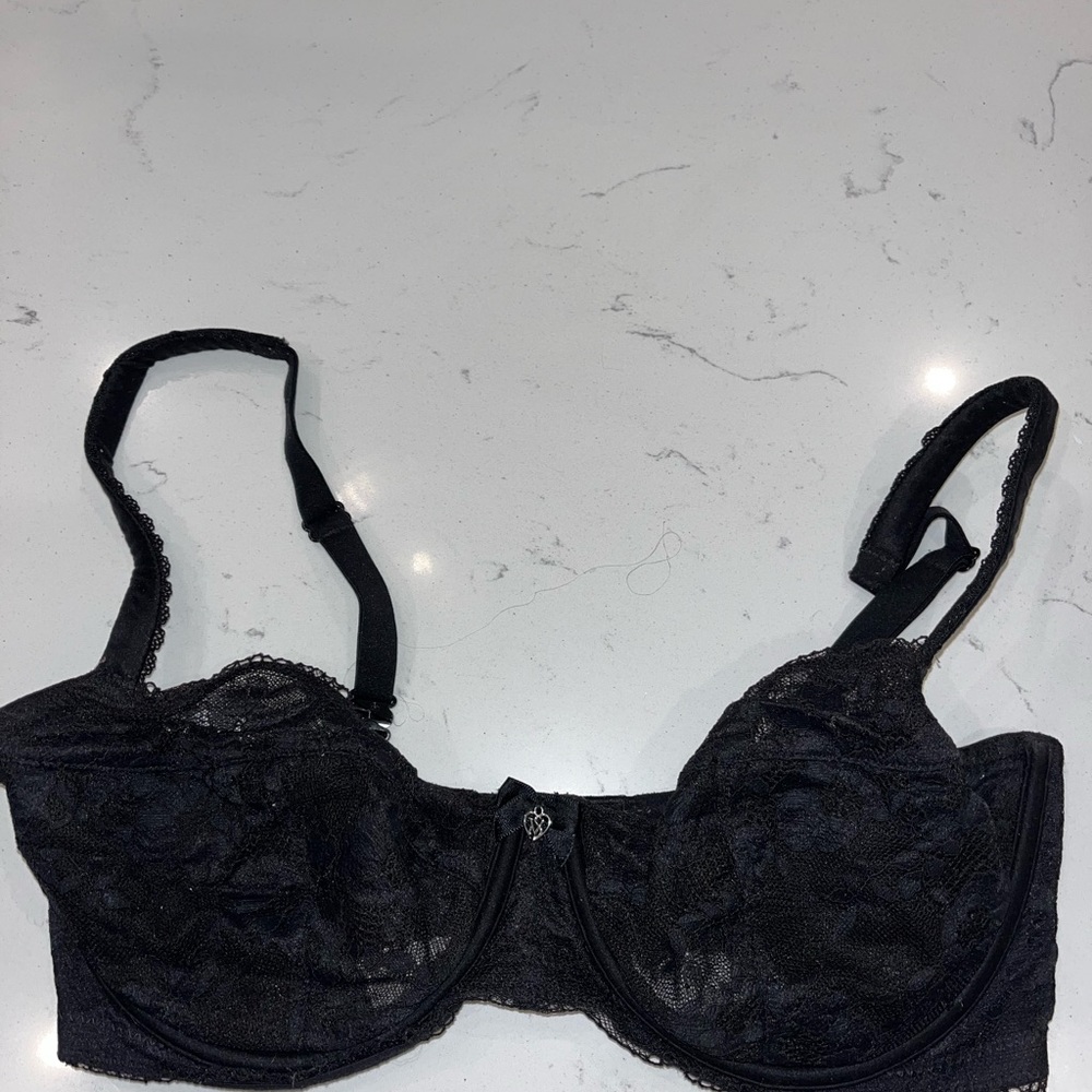 Victoria’s Secret 34DDD unlined demi bra for sale 🖤